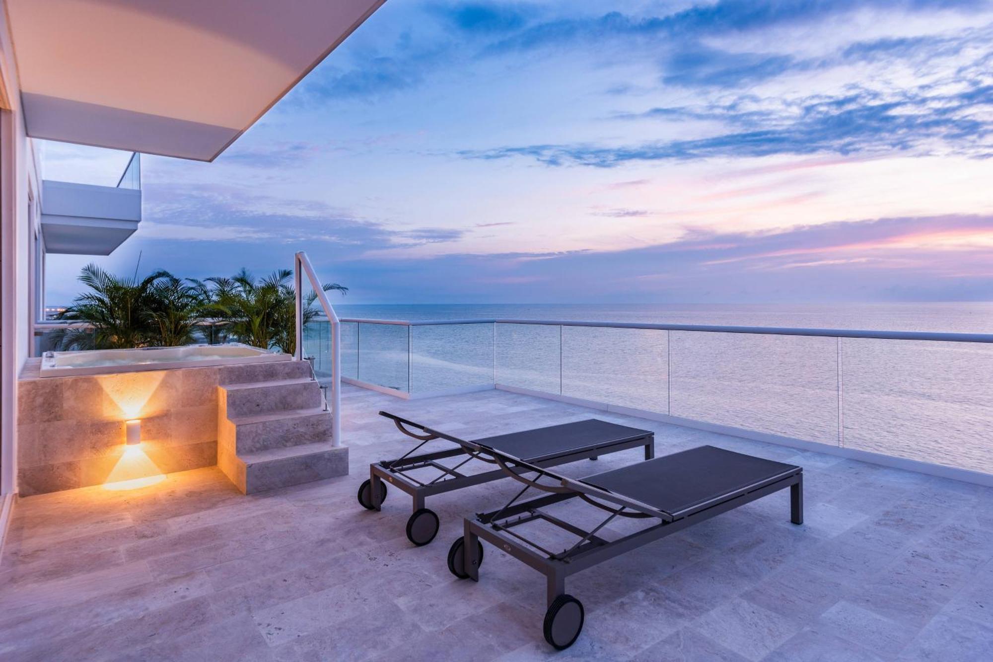 Suite Junior con cama extragrande, sofá cama y bañera de hidromasaje al aire libre - Frente al mar
